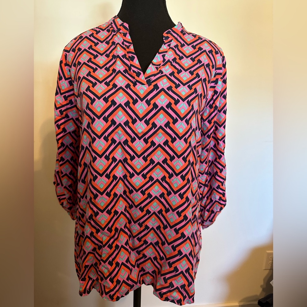 Escapade geometric blouse. 100% rayon.‎ Size S